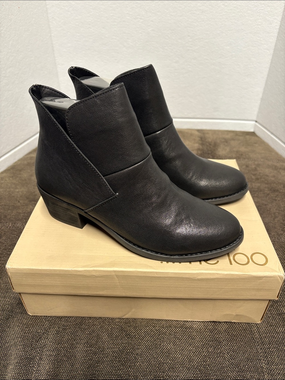 NIB Me Too Zest 4 Black Goat Leather Ankle Boots